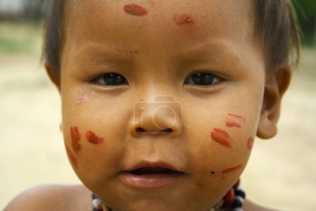 Foto de Niño indio de Amazonas lindo, retrato al aire libre - Imagen libre de derechos