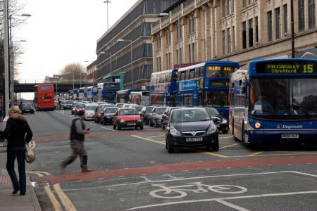 Téléchargez les photos : Manchester circulation sur la route Oxford - en image libre de droit