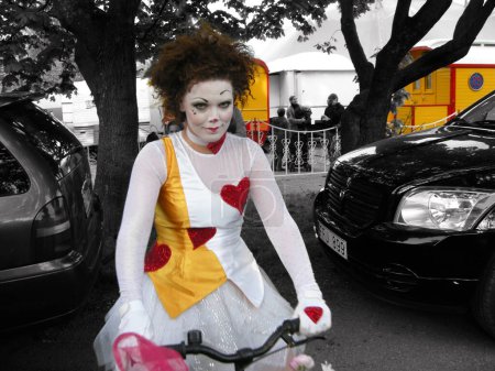 Téléchargez les photos : Femme clown sur un vélo - en image libre de droit