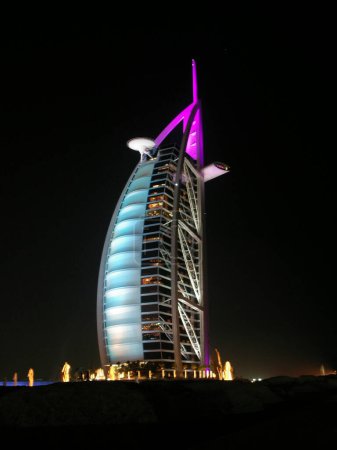 Téléchargez les photos : Hôtel Burj al Arab à Dubaï, vue de nuit - en image libre de droit
