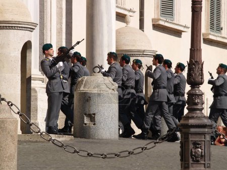 Téléchargez les photos : Montage de garde en Italie - en image libre de droit