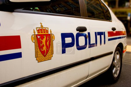 Téléchargez les photos : Voiture de police norvégienne avec emblème - en image libre de droit