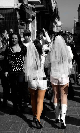 Téléchargez les photos : Mariées de carnaval marchant dans la rue - en image libre de droit