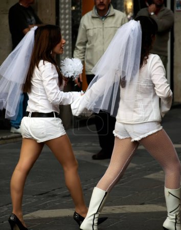 Téléchargez les photos : Mariées de même sexe marchant ensemble - en image libre de droit