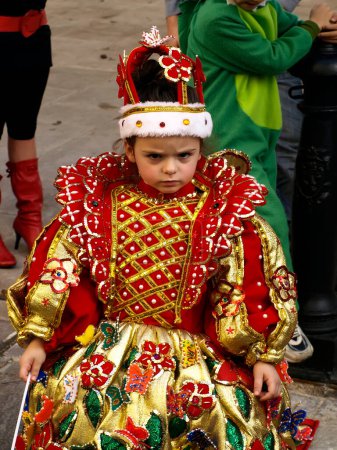 Foto de Tiempo de Carnaval, retrato de niña vistiendo traje de reina - Imagen libre de derechos