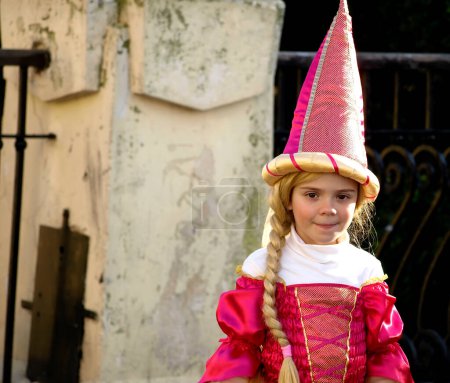 Foto de Joven hermosa chica en un vestido rojo en un parque - Imagen libre de derechos