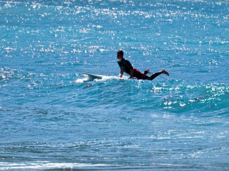 Foto de Surfista atrapando las olas - Imagen libre de derechos