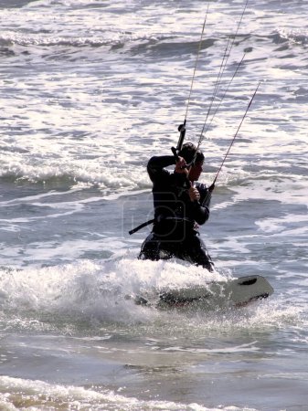 Téléchargez les photos : Jeune homme surf vague en mer le jour - en image libre de droit