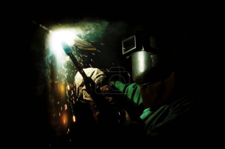 Foto de Soldador que trabaja con acero en la fábrica industrial - Imagen libre de derechos