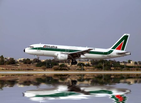 Foto de Alitalia Jet sobre el lago - Imagen libre de derechos