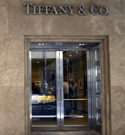 Foto de Tiffany and Co en la ciudad y la gente de fondo - Imagen libre de derechos