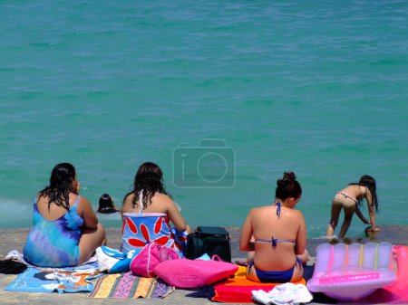 Téléchargez les photos : Mesdames à la plage - en image libre de droit