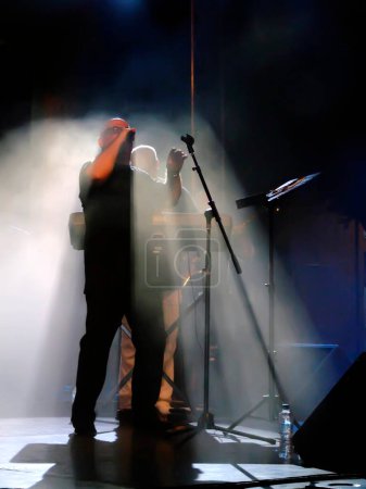 Foto de El músico toca el micrófono. - Imagen libre de derechos
