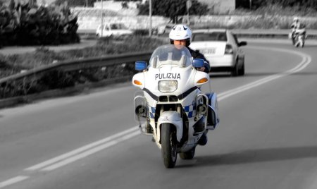Téléchargez les photos : Un policier conduit une moto à l'extérieur - en image libre de droit