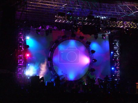 Téléchargez les photos : Concert Pink Floyd en Australie, scène avec spectacle de fumée et d'illumination - en image libre de droit