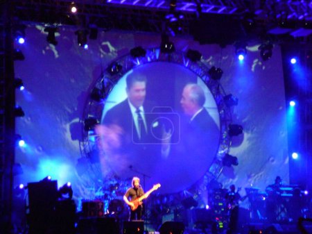Foto de Concierto de Pink Floyd en Australia, escenario con espectáculo de humo e iluminación - Imagen libre de derechos
