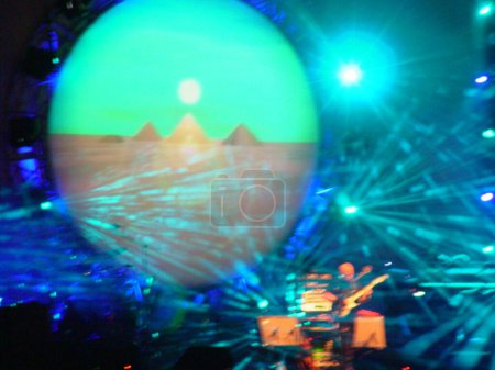 Foto de Concierto de Pink Floyd en Australia, escenario con espectáculo de humo e iluminación - Imagen libre de derechos