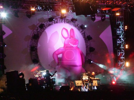 Téléchargez les photos : Concert Pink Floyd en Australie, scène avec spectacle de fumée et d'illumination, énorme lapin rose - en image libre de droit