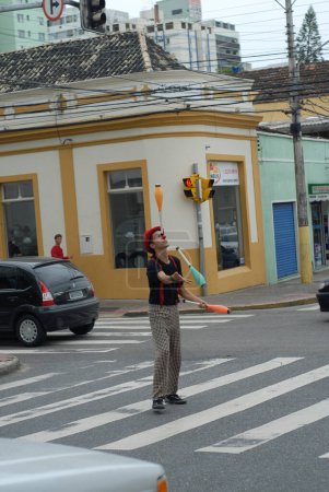 Téléchargez les photos : A juggler on the street, working - en image libre de droit