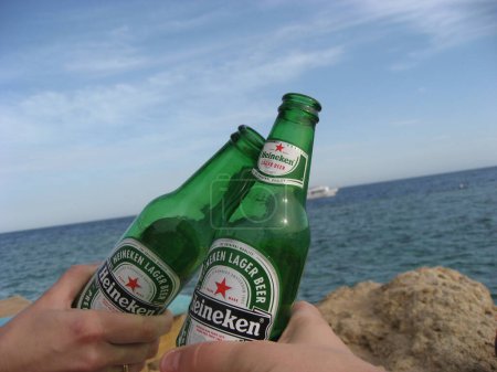 Foto de La gente bebe cerveza en la playa - Imagen libre de derechos