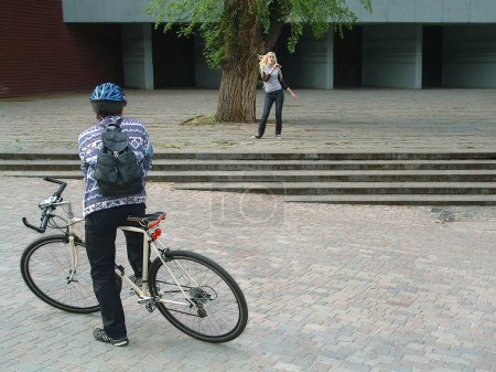 Téléchargez les photos : Les gens à vélo dans la ville - en image libre de droit