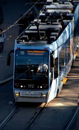 Téléchargez les photos : Tram dans les rues d'Oslo, lieu de voyage en arrière-plan - en image libre de droit