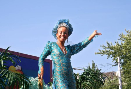 Téléchargez les photos : Interprète en costume lumineux au carnaval - en image libre de droit