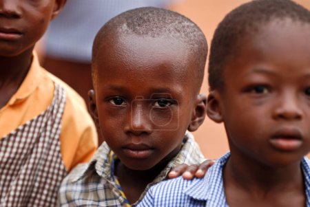 Foto de Africano chico entre amigos - Imagen libre de derechos