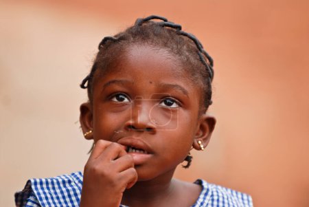 Foto de Retrato de una joven africana mirando hacia arriba - Imagen libre de derechos