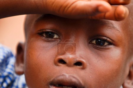 Foto de Africano chico blindando sus ojos - Imagen libre de derechos