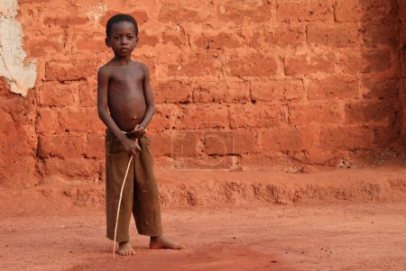 Téléchargez les photos : Garçon africain avec bâton - en image libre de droit