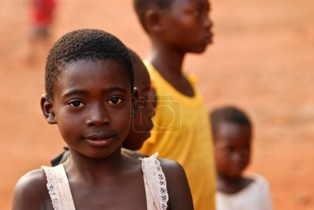 Téléchargez les photos : Africain garçon entre amis - en image libre de droit