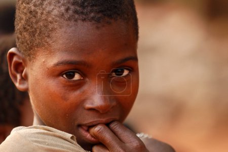 Foto de Tímido africano chico mirando a la cámara - Imagen libre de derechos