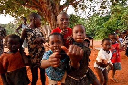 Foto de Los niños africanos se divierten - Imagen libre de derechos