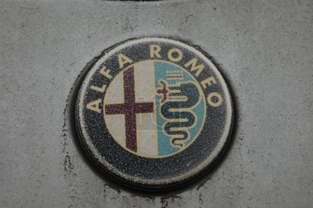 Téléchargez les photos : Alfa romeo signe congelé - en image libre de droit