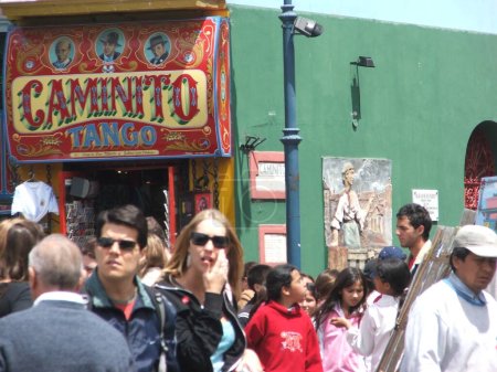 Téléchargez les photos : Buenos aires - les gens marchent dans la rue - en image libre de droit