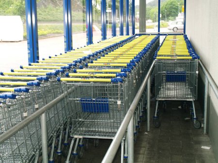 Téléchargez les photos : Poignées paniers à l'entrée du supermarché - en image libre de droit