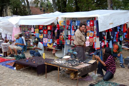 Téléchargez les photos : Vue des vendeurs du marché aux puces - en image libre de droit