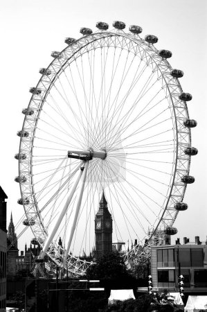 Téléchargez les photos : Roue london eye ferris en noir et blanc - en image libre de droit