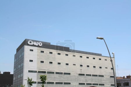 Téléchargez les photos : Marque ONO sur bâtiment et ciel bleu - en image libre de droit