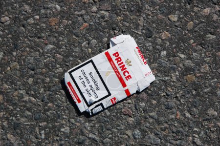 Foto de "Paquete de cigarrillos en la carretera, de cerca - Imagen libre de derechos