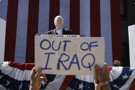 Téléchargez les photos : John McCain avec des manifestants. - en image libre de droit