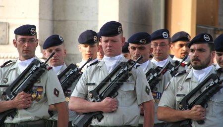 Foto de French marines at a public ceremony in Paris - Imagen libre de derechos