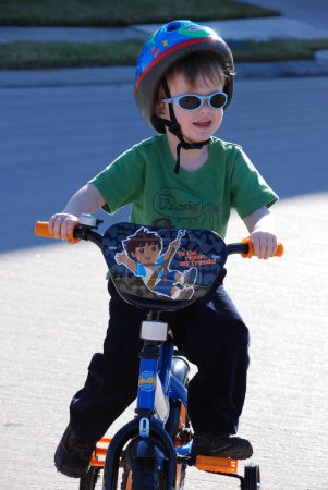Téléchargez les photos : Première balade à vélo. garçon sur vélo - en image libre de droit
