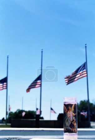Téléchargez les photos : Drapeaux américains contre le ciel bleu - en image libre de droit
