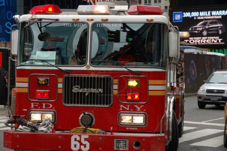 Téléchargez les photos : Camion de pompier NY dans la rue - en image libre de droit