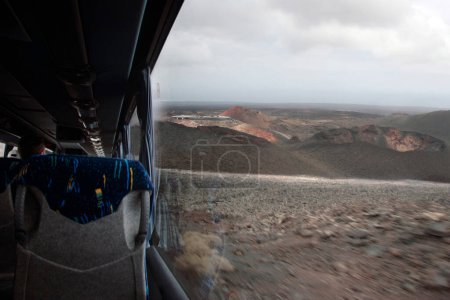 Téléchargez les photos : Circuit en bus volcanique à Lanzarote - en image libre de droit