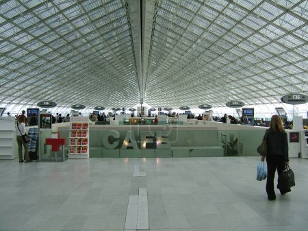 Foto de El interior del aeropuerto moderno - Imagen libre de derechos