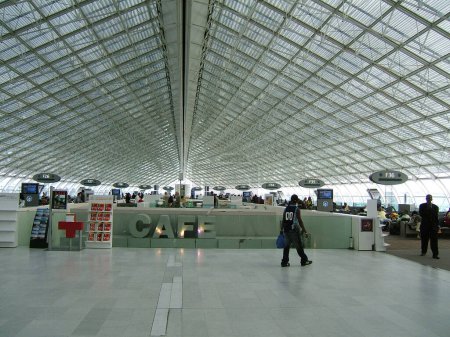 Téléchargez les photos : L'intérieur de l'aéroport moderne - en image libre de droit
