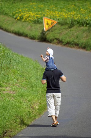 Foto de Padre e hijo caminando afuera - Imagen libre de derechos